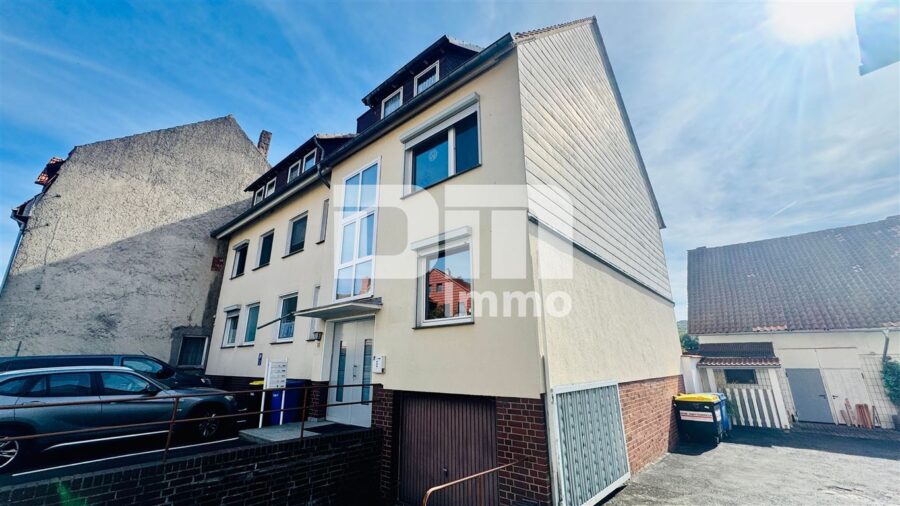 Solides Mehrfamilienhaus mit 4 Wohneinheiten auf großzügigem Grundstück + 2 Nebengebäude - Seitenansicht